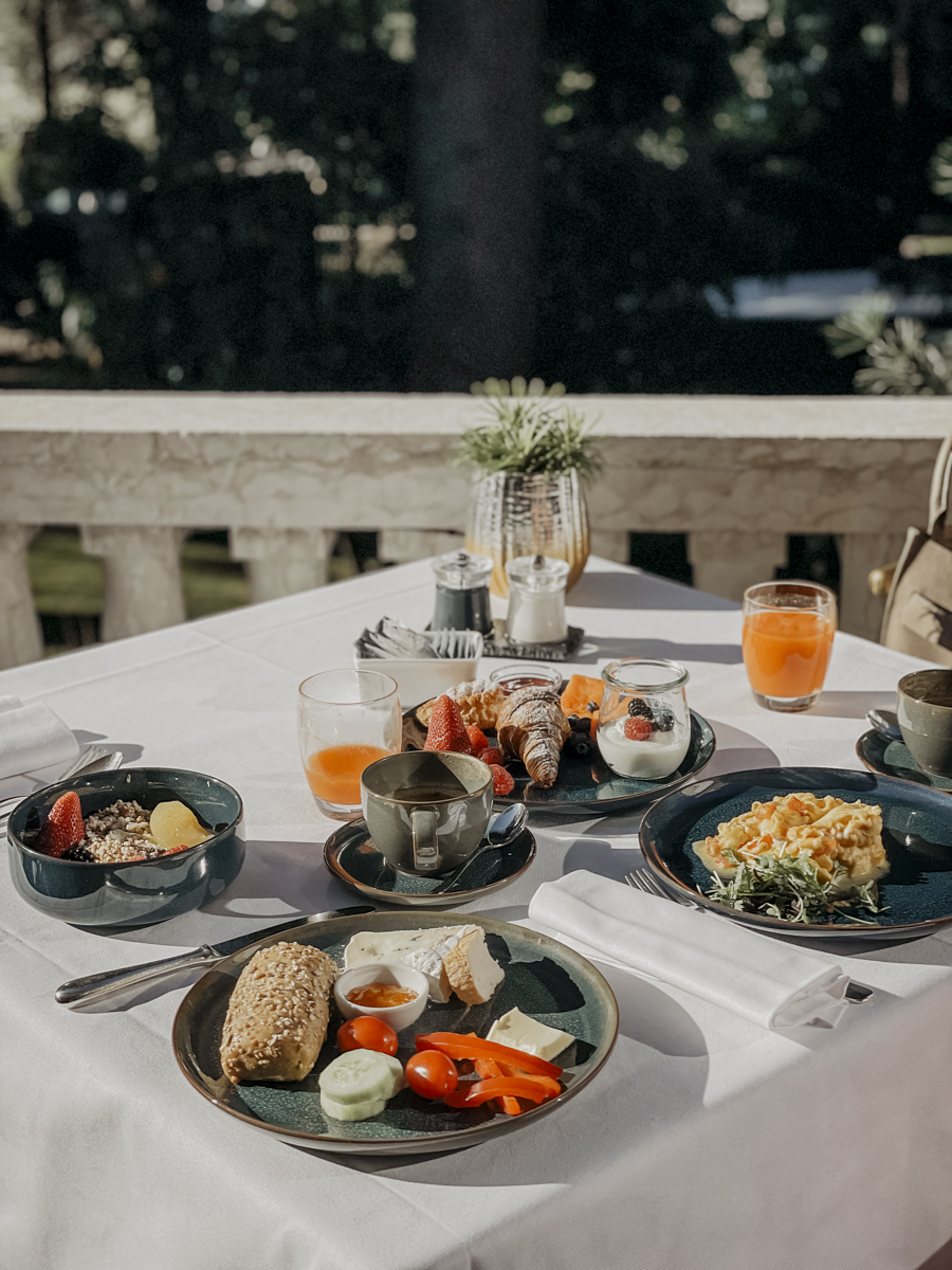 COCOtravel Suedtirol VillaEden Fruehstueck Terrasse COCOtravel Suedtirol VillaEden Fruehstueck Terrasse