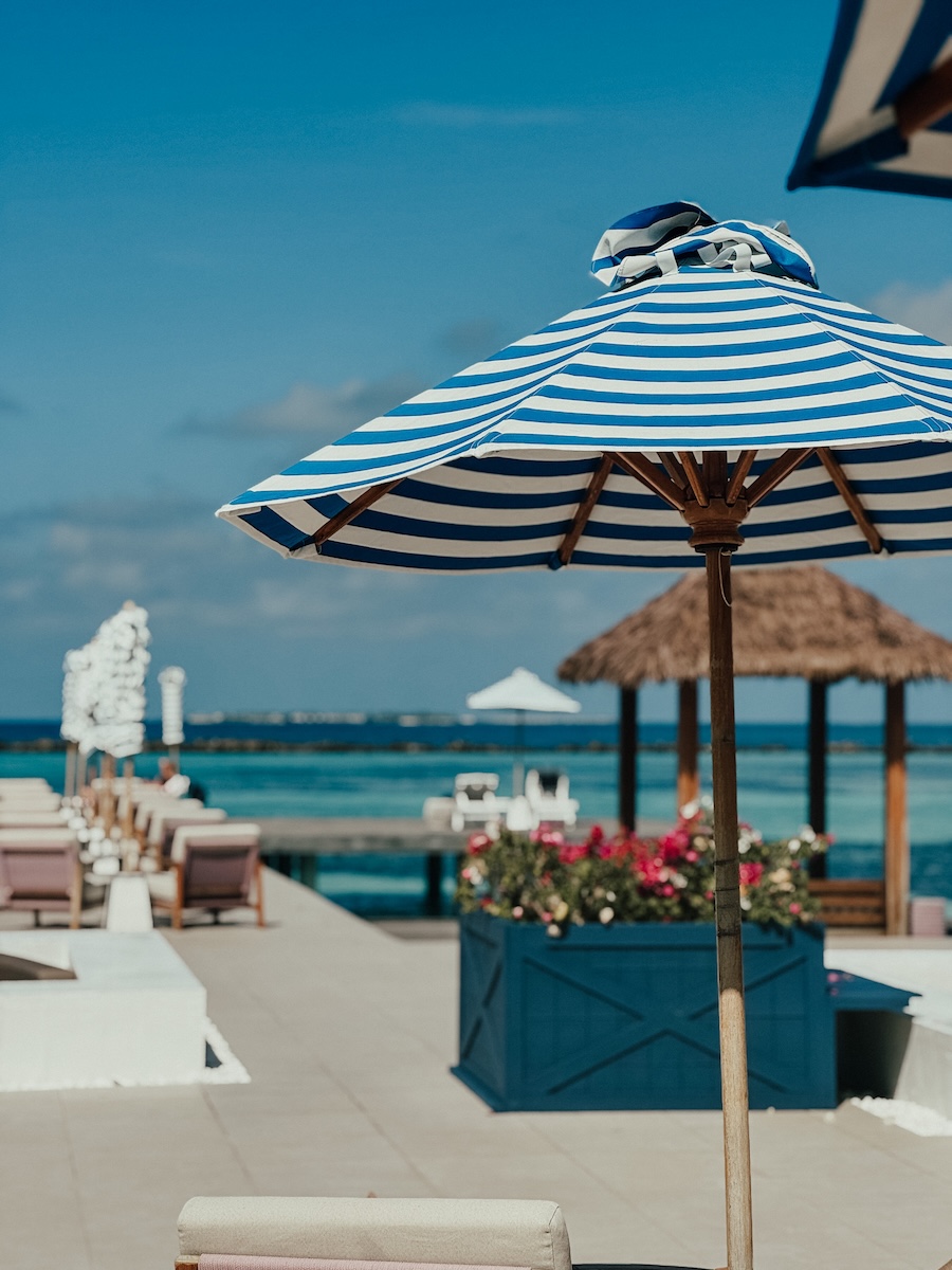 hoch COCOtravel villa nautica maldives allgemein mainpool schirm