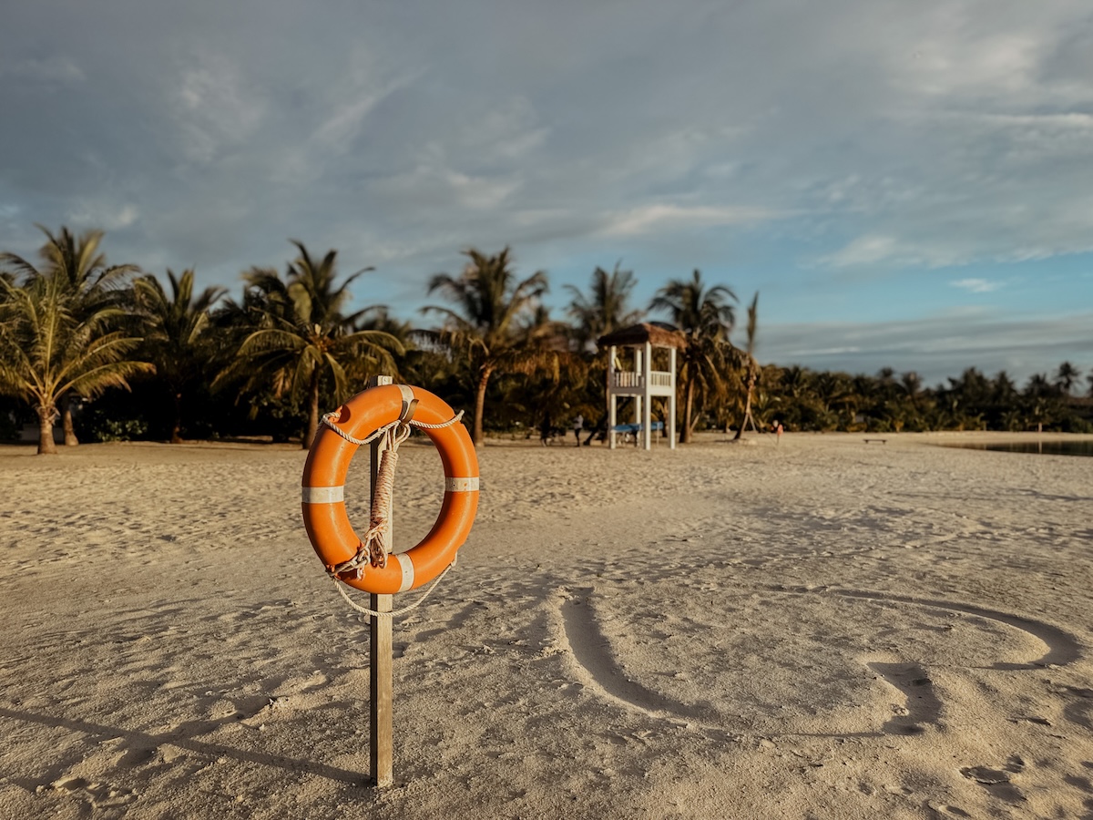 quer COCOtravel villa nautica maldives beach rettungsschwimmerturm