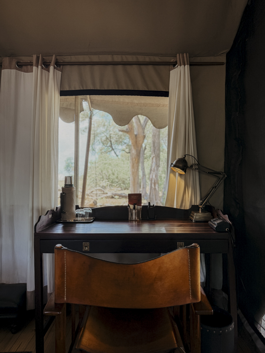 COCOtravel Botswana GreatPlains DubaExplorersCamp Room Schreibtisch 1