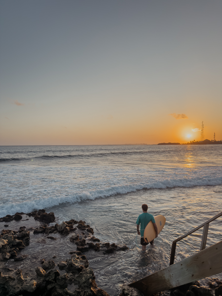 COCOtravel KudaVillingili Malediven Sundowner Surfer ChickensBreak