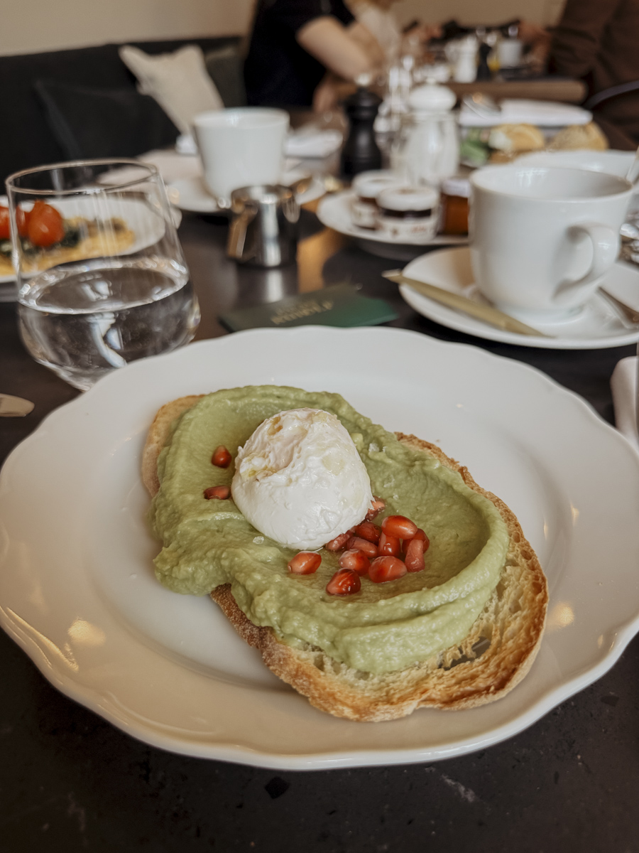 hoch fruehstueck avocadobrot 2 miiro palais rudolf wien COCOtravel