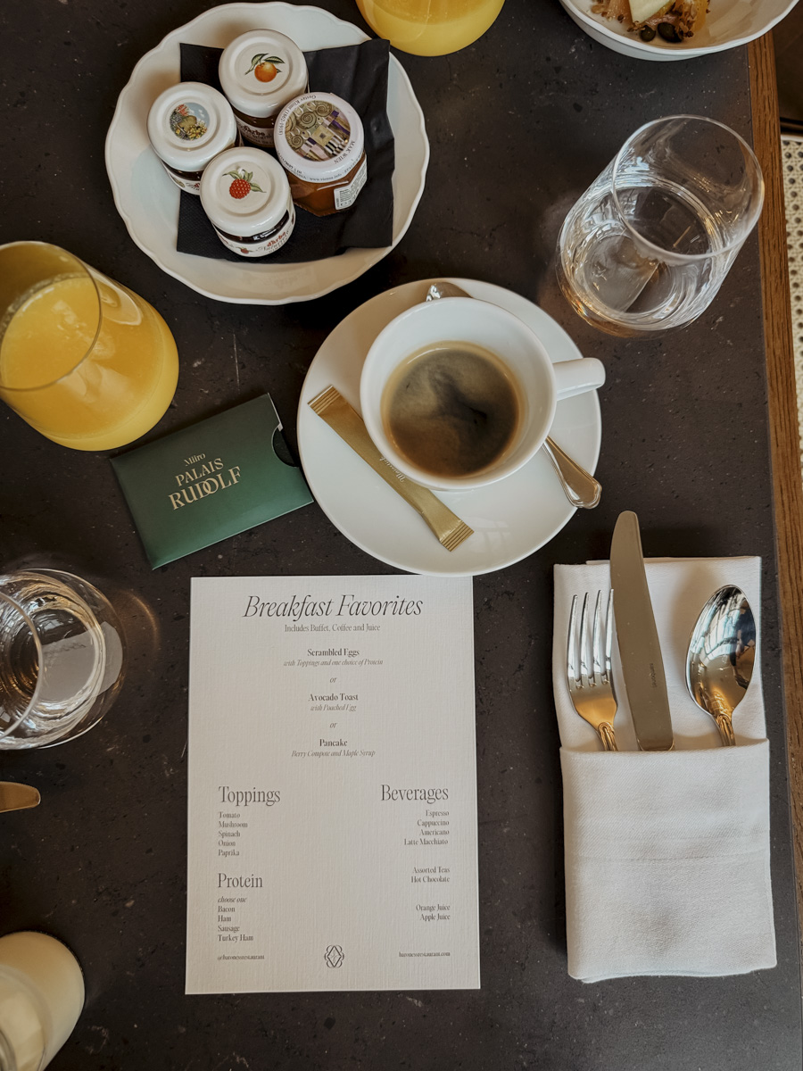 hoch fruehstueck flatlay miiro palais rudolf wien COCOtravel