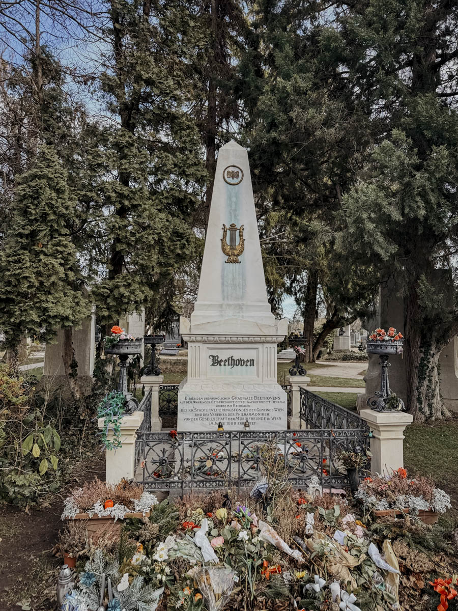 hoch zentralfriedhof grab miiro palais rudolf wien COCOtravel