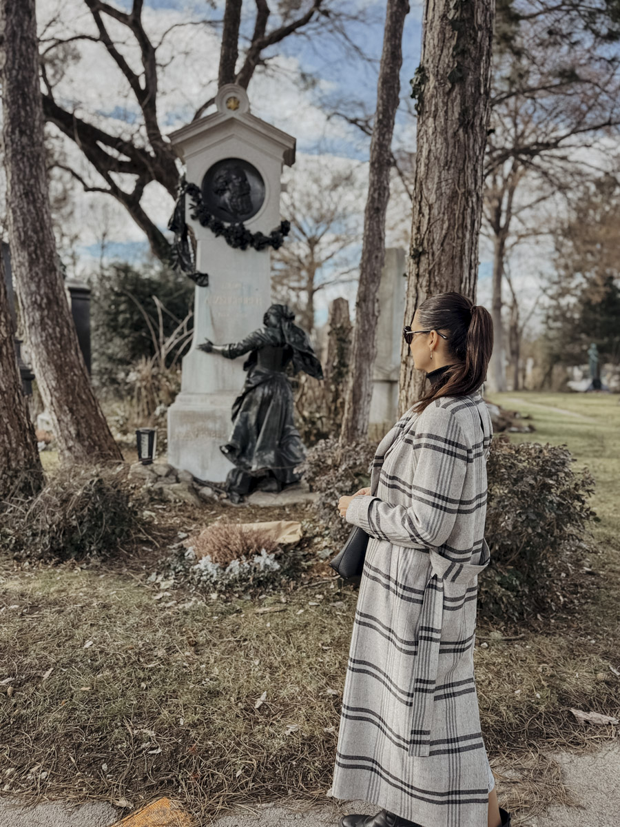 hoch zentralfriedhof silvia miiro palais rudolf wien COCOtravel