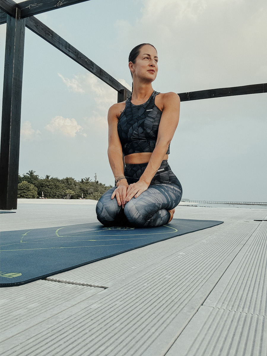 hoch sport yoga silvia kuredhivaru malediven COCOtravel